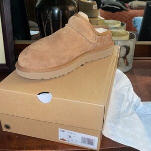 UGG NWT W Classic Slipper Chestnut Size 9